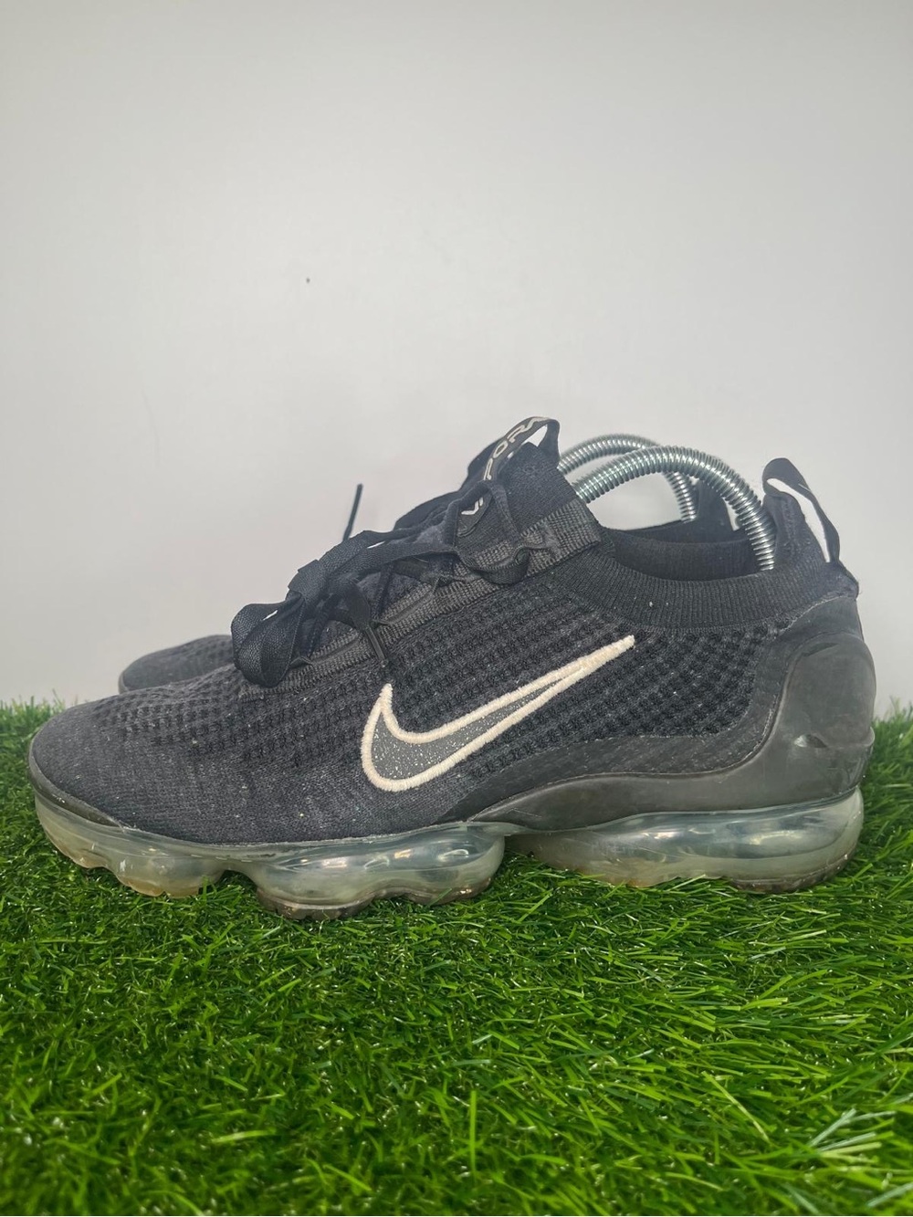 Nike Air VaporMax Flyknit Women’s Size 10 Black White Running Shoes Sneakers - Picture 1 of 8